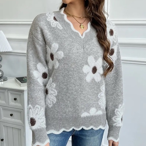 unbranded Sweaters - Gray Floral V-Neck Scalloped Sweater Volup Plus Size 4X/5X
